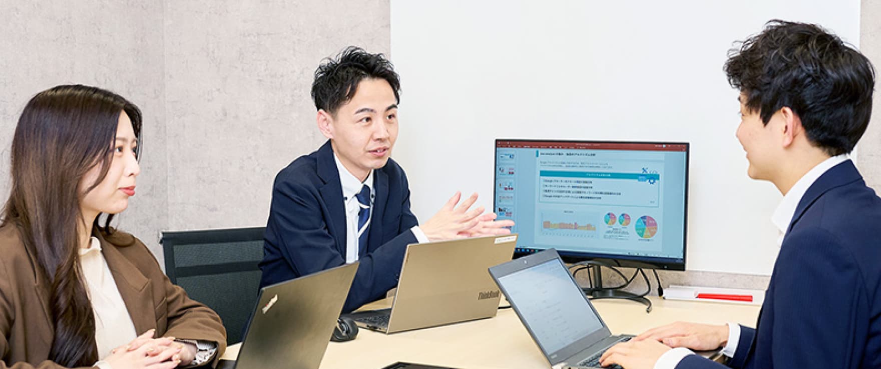 5,000社以上の取引実績を持つリスティング代理店の専門ノウハウをフル活用し、検索広告の成果を最大化させるリスティング外注サポートのイメージ。