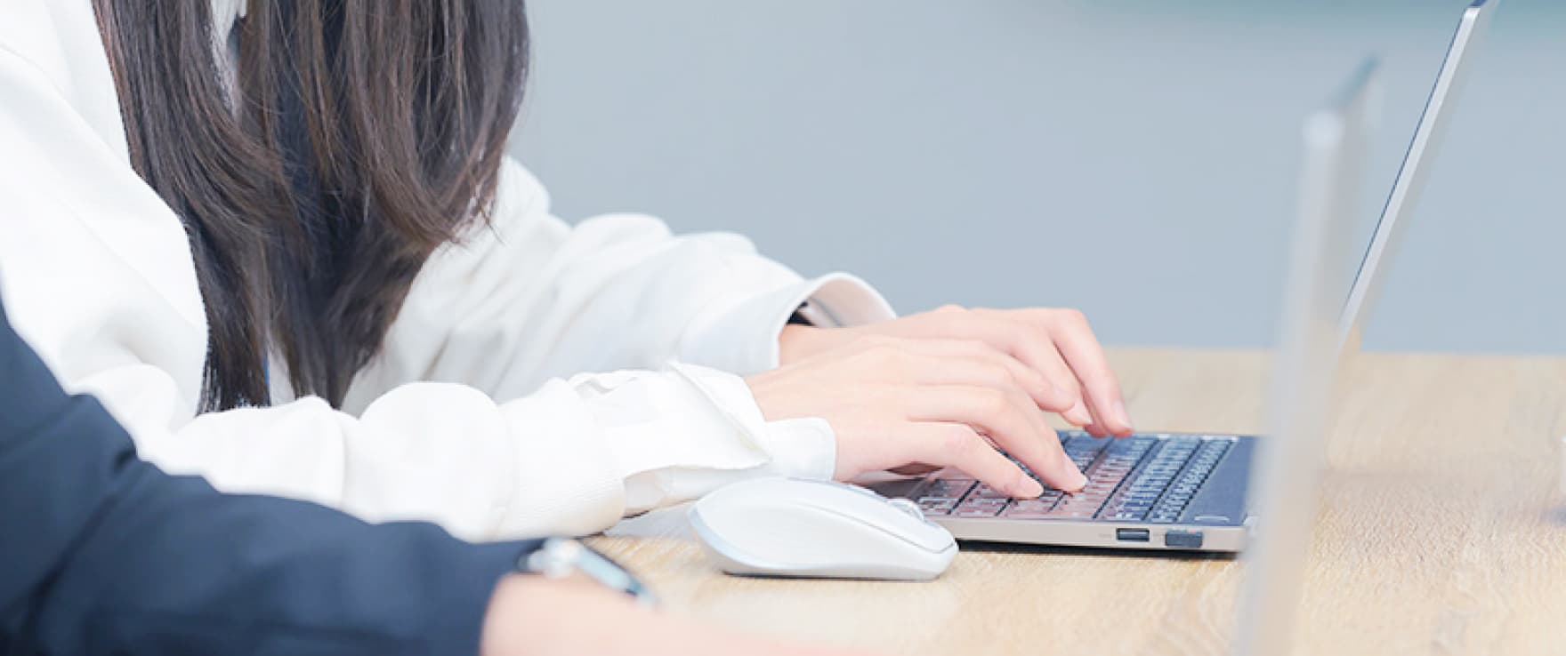 リスティング代理店による、運用データに基づいた継続的なLP改善（LPO）のイメージ。Google検索広告や検索連動型広告の成果を最大化するため、リスティング運用代行の現場でABテストやヒートマップ分析を行う様子。