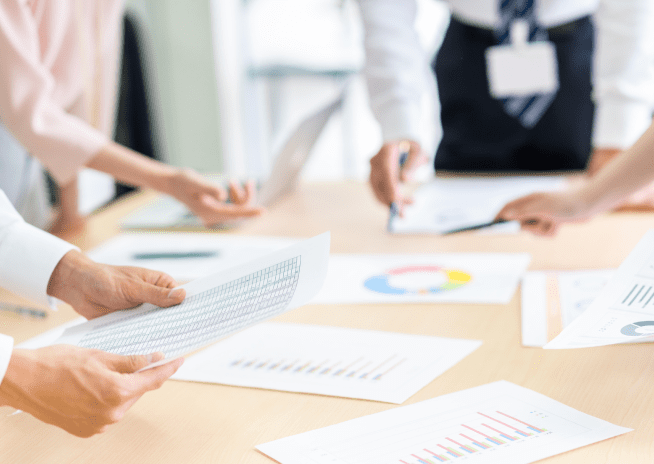 リスティング代理店として「成約」にこだわるLP制作・改善の打ち合わせ風景。検索連動型広告のアクセスを無駄にせず、確実に成果へ繋げるためのデザイン設計とリスティング外注サポート。