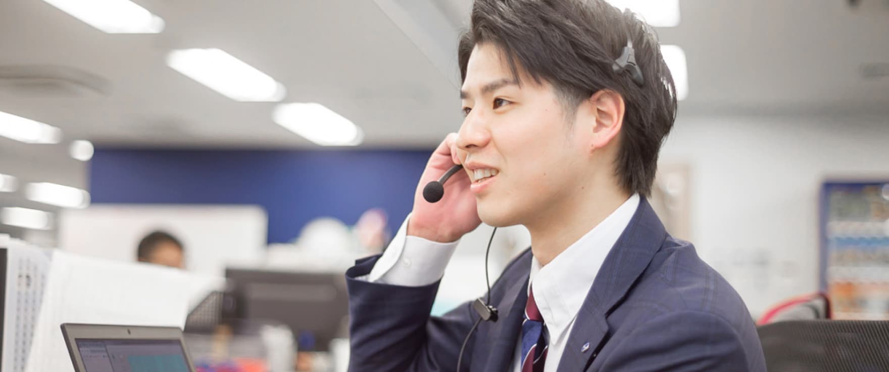 リスティング外注や検索広告の依頼を検討している企業様を伴走型で支援する様子。