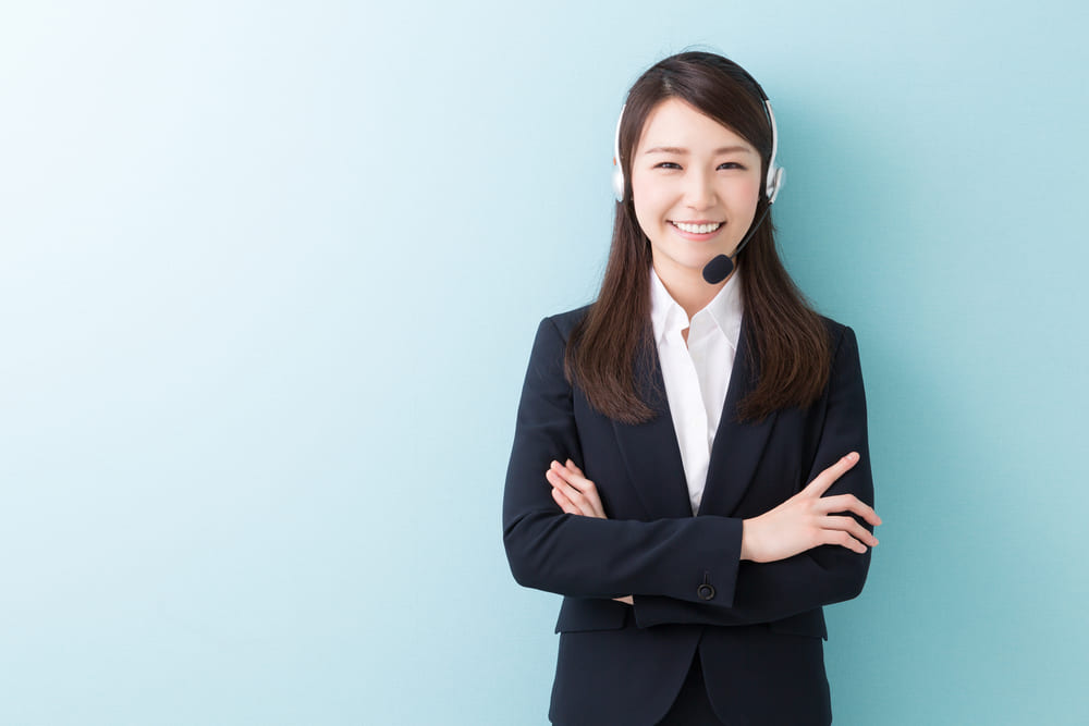 ヘッドマイクを装着する女性
