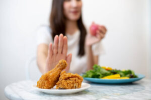 ダイエットのためにチキンを拒む女性