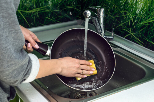 フライパンを洗う女性の手