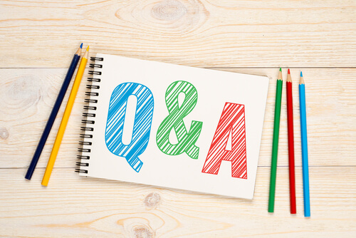 「Q&A」と書かれた画用紙と色鉛筆