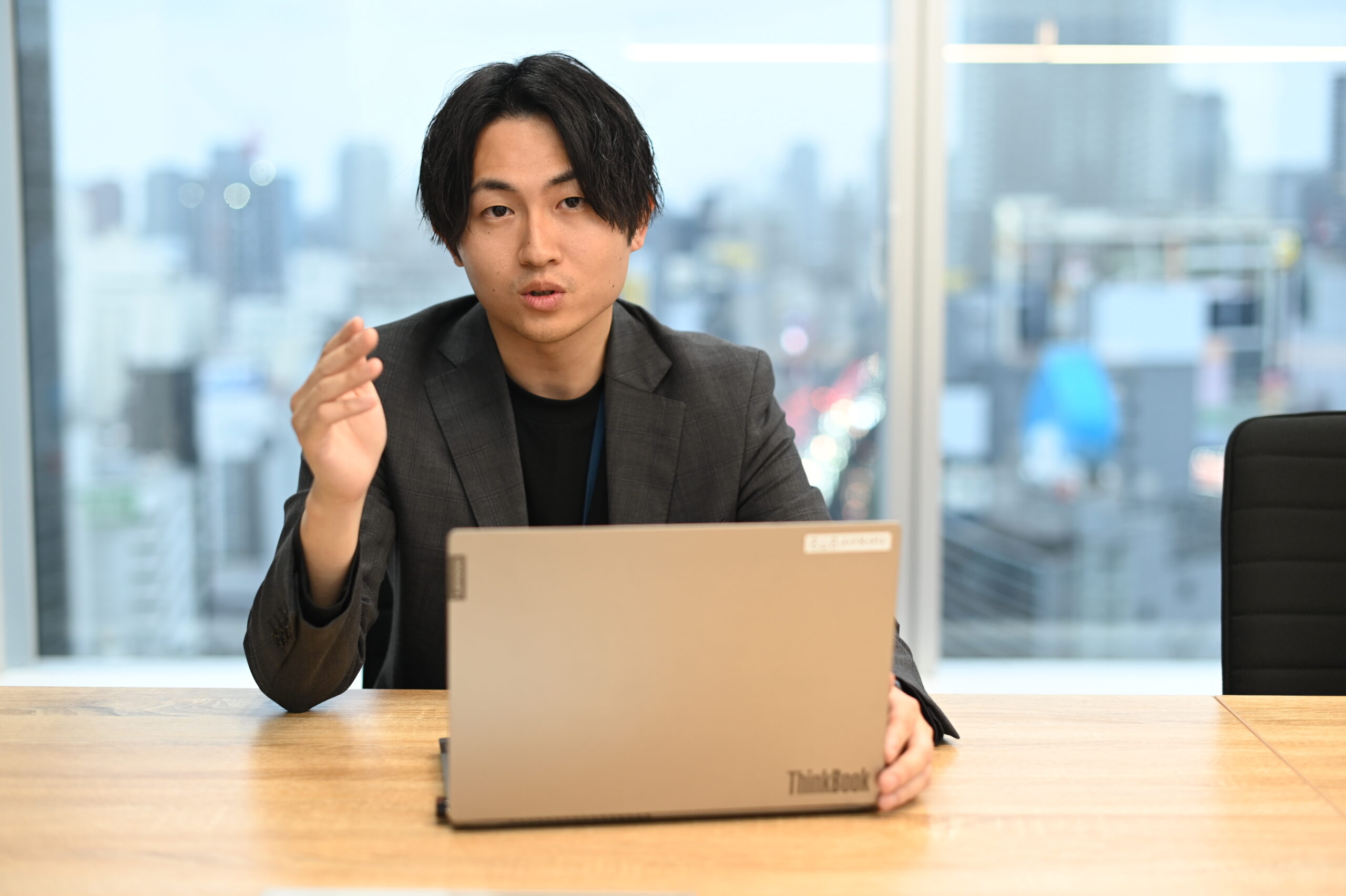 マーケティング事業部　井上