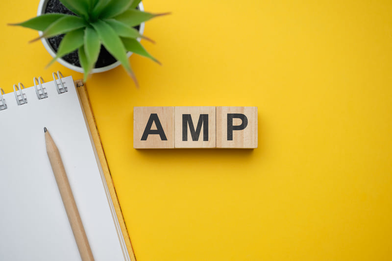 AMPのブロックと黄色の背景