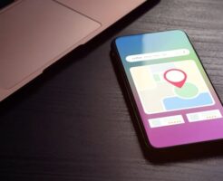 マップが表示されたスマホ