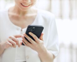 スマホを見る女性